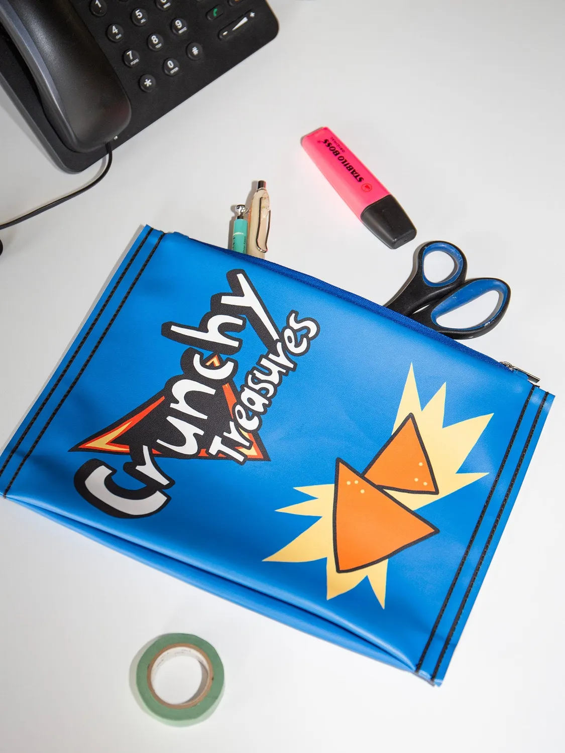 Eat My Socks Crunchy Treasures pouch toilettaske chips