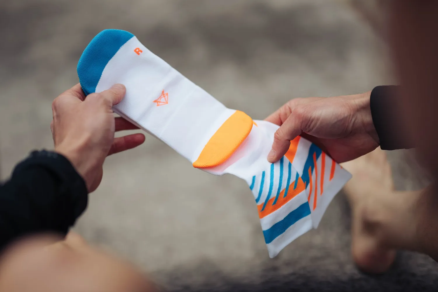 Incylence Running Disrupts løbestrømper hvid blå orange åndbar