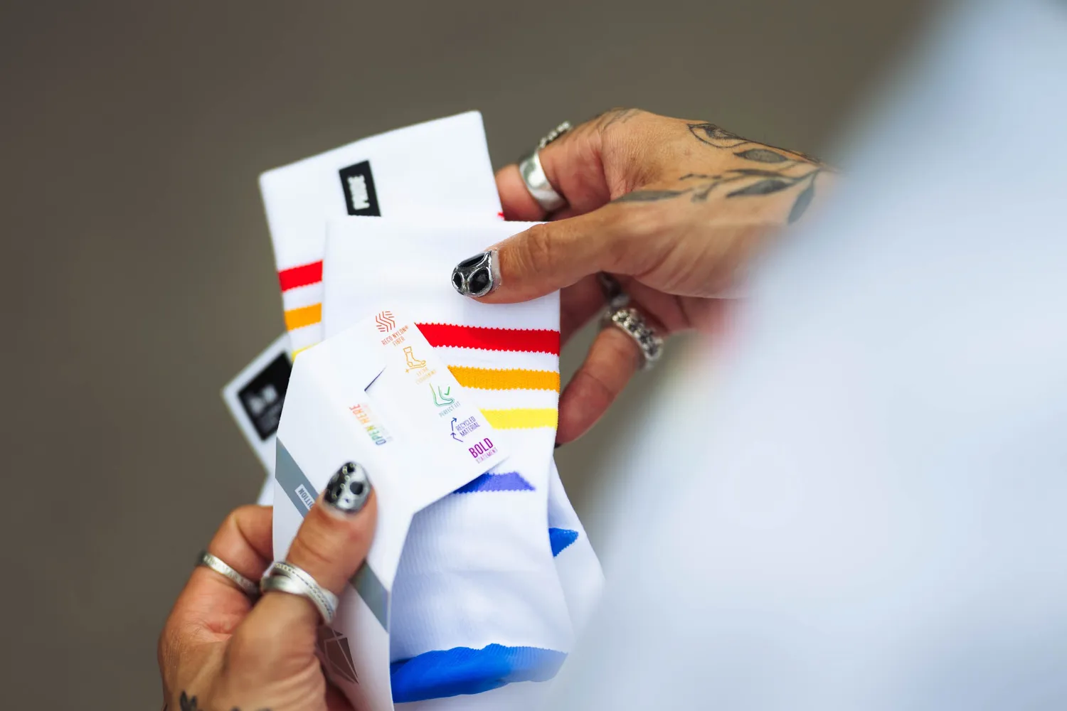 Incylence Pride V5 løbestrømper regnbue genbrug